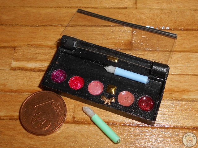 Miniatures : Maquillage - Palette de fards et ses pinceaux